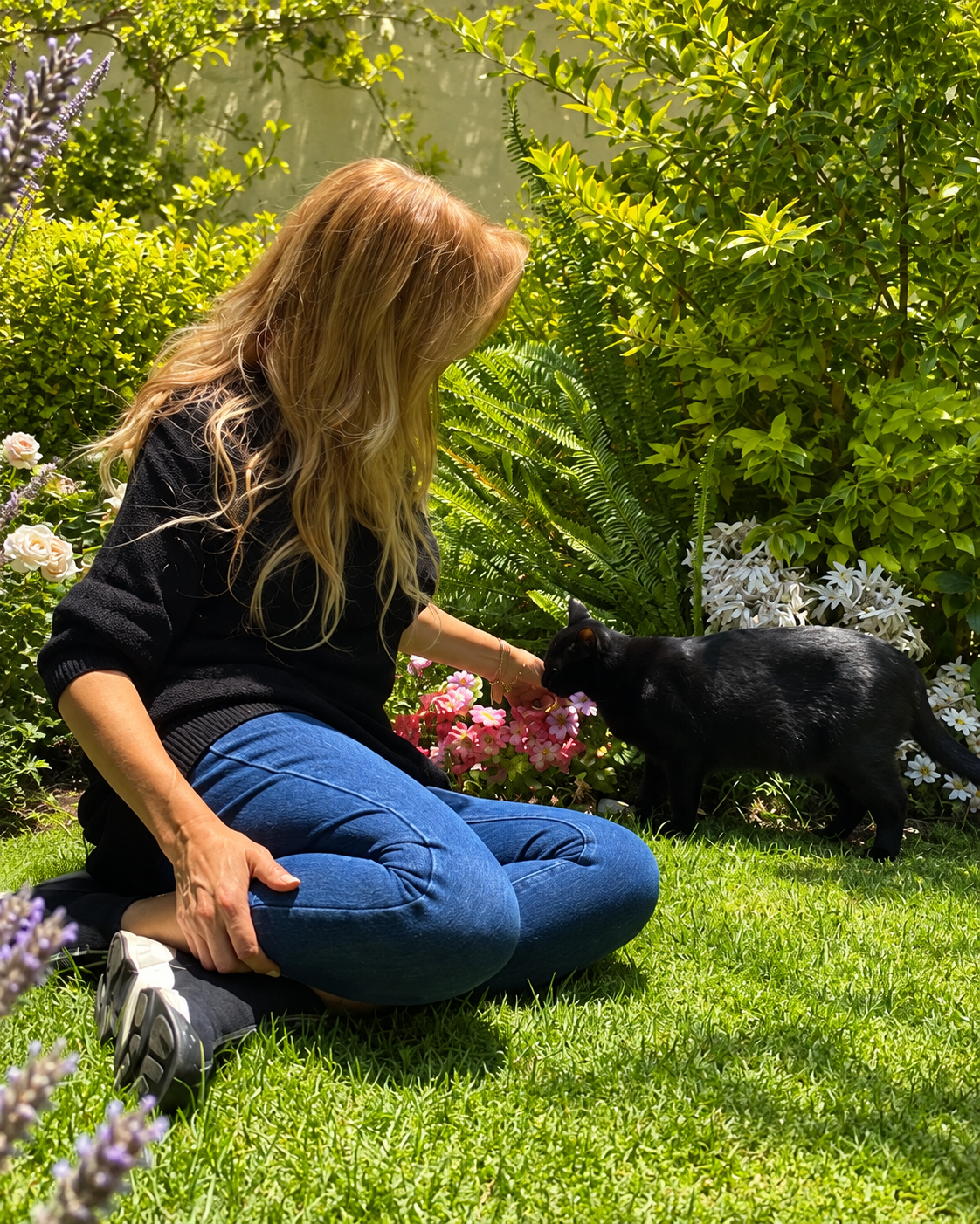 Leticia Merchant en un momento cotidiano en el jardín